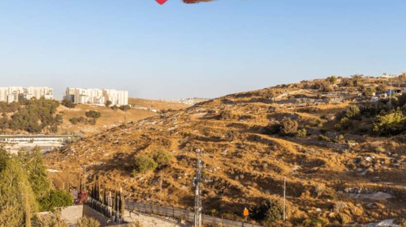 דירת 4 חדרים למכירה בשכונת הר חומה בירושלים ברחוב הרב חסדאי קרשקש . נוף מדהים רחוב שקט, רועי יהלום פאזל נכסים 0503935557